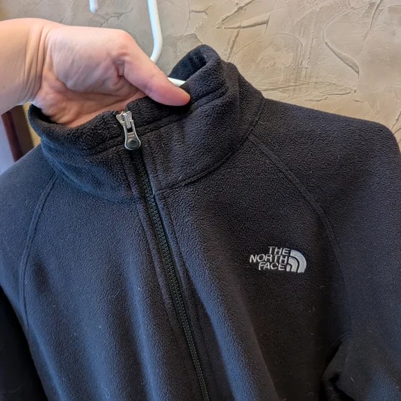 The North Face Classic Black Fleece Jacket - Picture 2 of 8